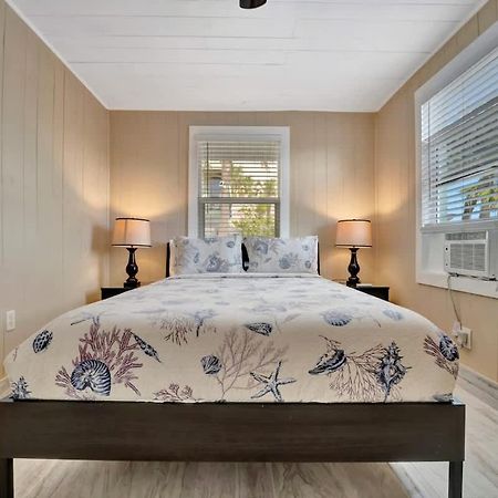קלירווטר ביץ' Stones Throw Beachside Bungalow #1 On The Beach מראה חיצוני תמונה