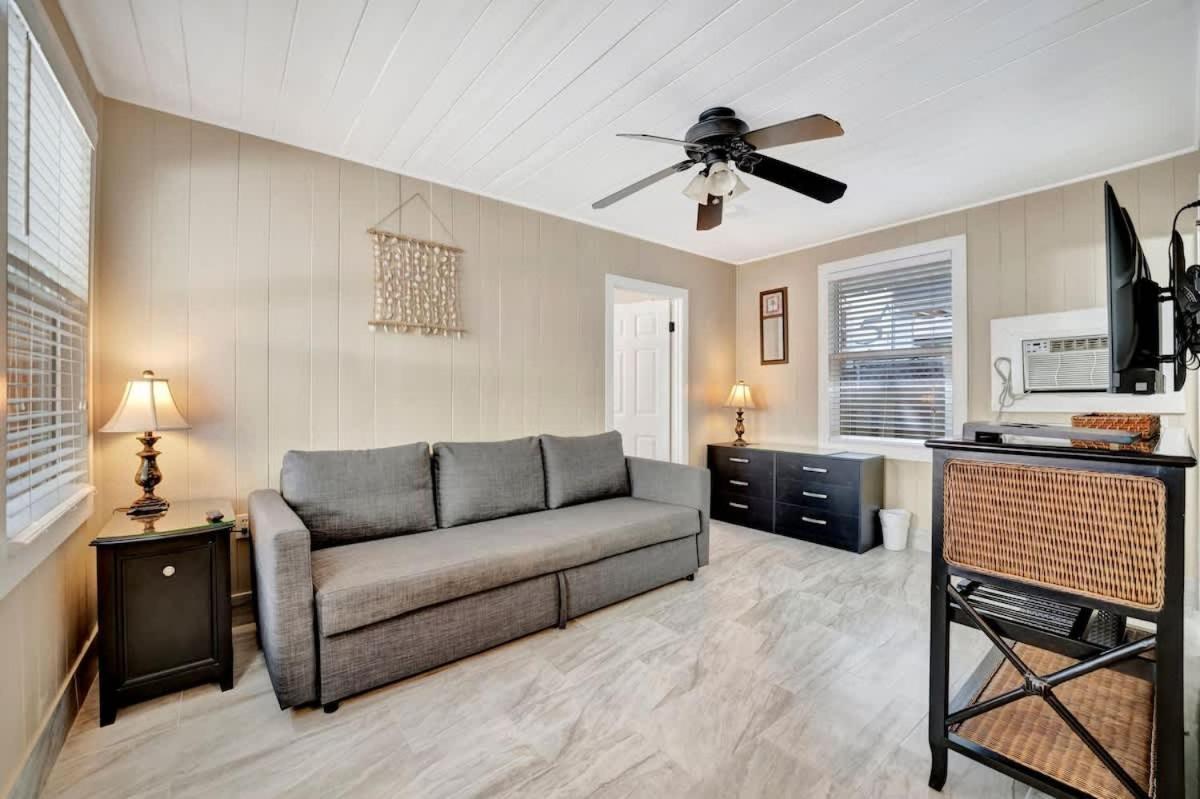 קלירווטר ביץ' Stones Throw Beachside Bungalow #1 On The Beach מראה חיצוני תמונה